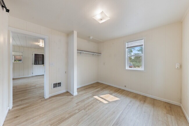 Building Photo - Charming 1 bedroom Cottage
