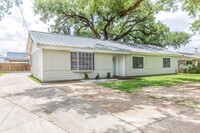 Building Photo - Large Four Bedroom Two Bath House