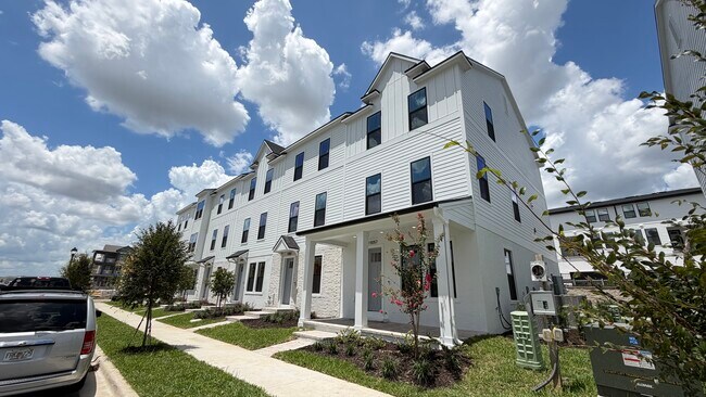 Building Photo - 15045 Groveside Rd