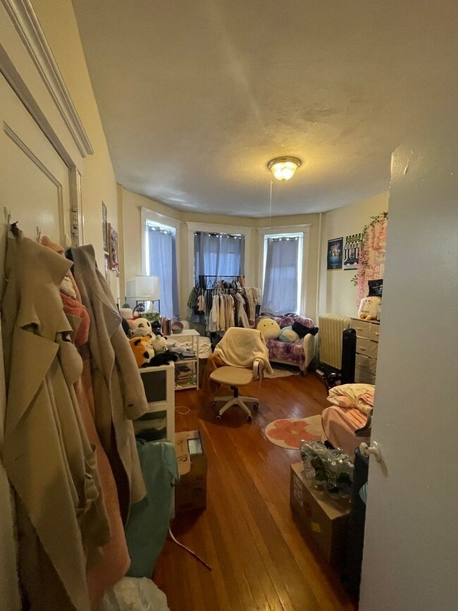 Building Photo - Corner Unit Super Sunny Split 2 Bed HT HW Inc No Fee Students ok   text for video