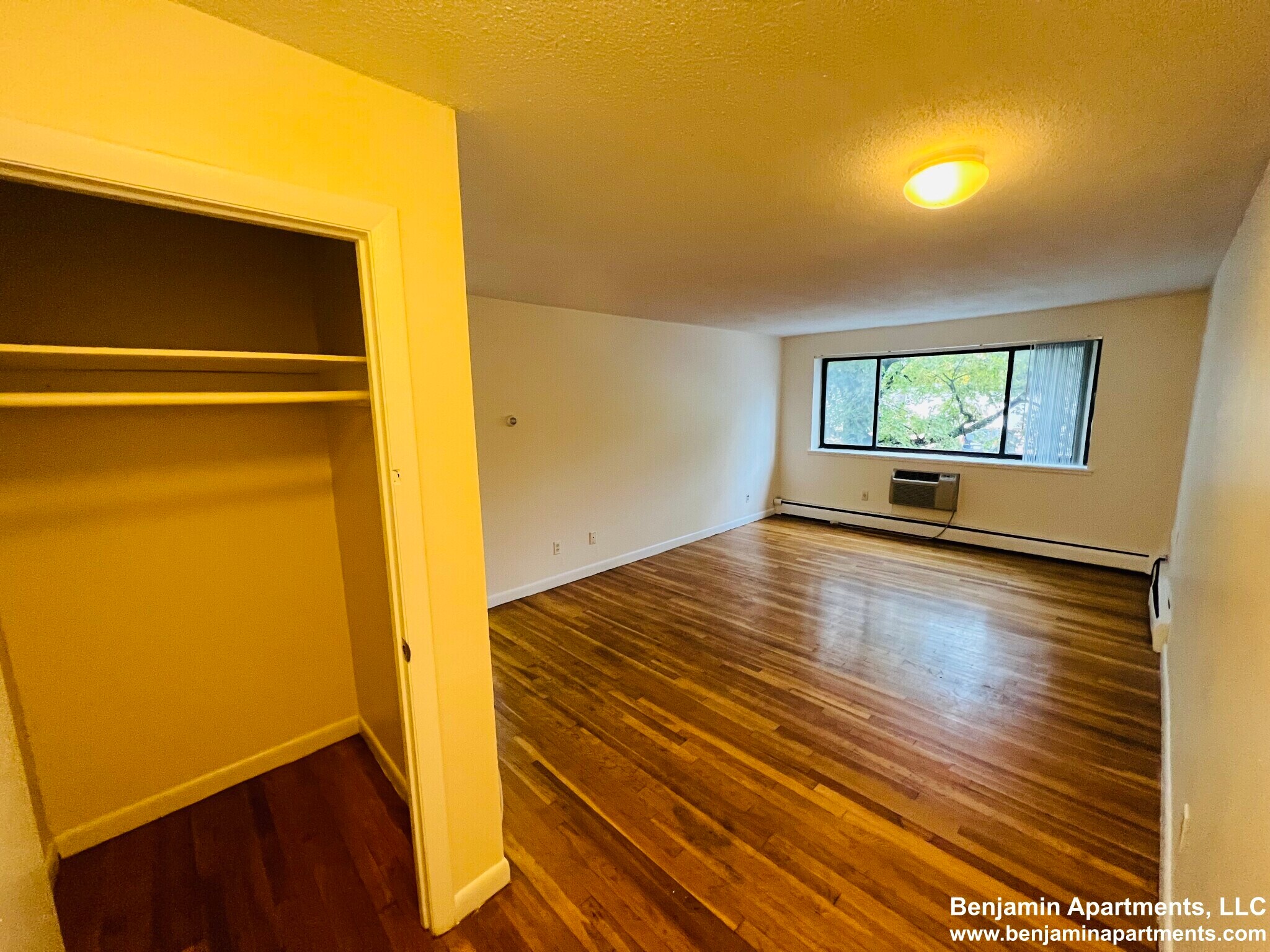 Building Photo - 122 Dustin St