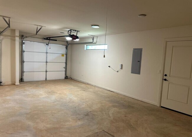 Building Photo - 812 Fox Hollow Dr