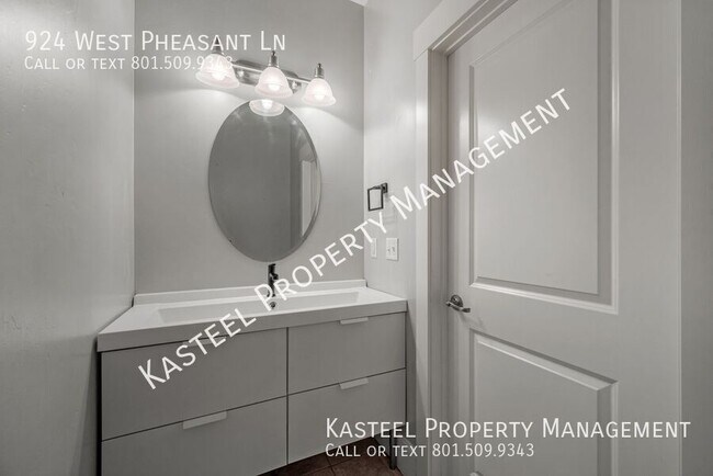 Building Photo - 924 W Pheasant Ln