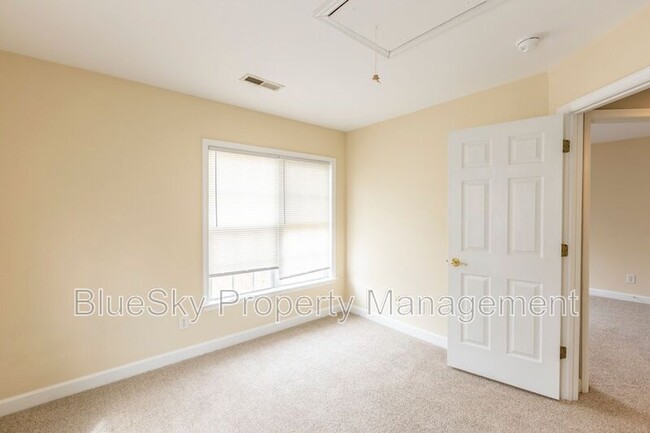 Building Photo - 2304 Ravenswood Ct