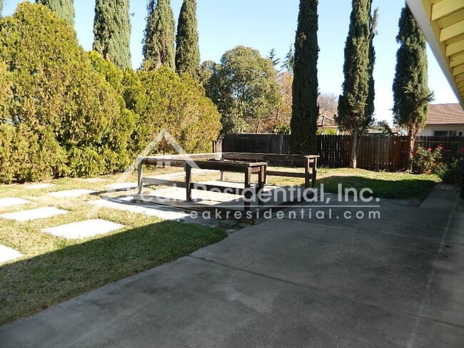 Building Photo - Very Nice 3 bd/2ba Elk Grove Home with 2 C...
