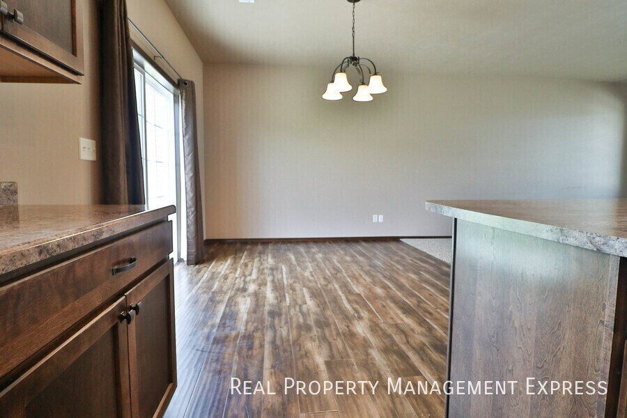 Building Photo - Beautiful 2 Story Townhome with Loads of A...