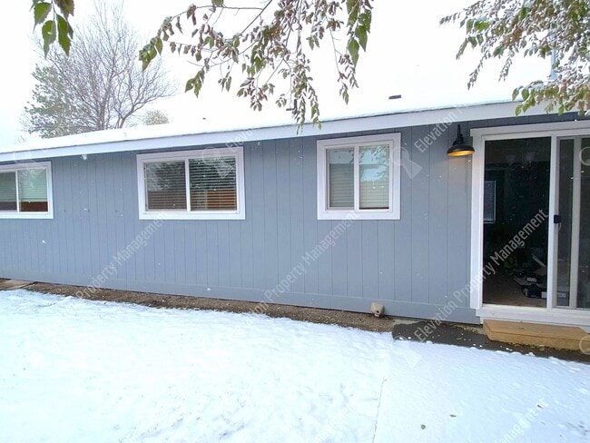 Building Photo - 2 BR in Redmond w/ huge yard