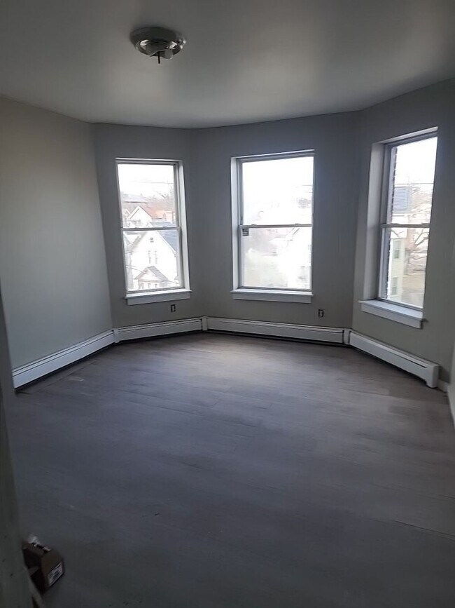 Building Photo - Newly Renovated 3 Bedroom Section 8 are We...