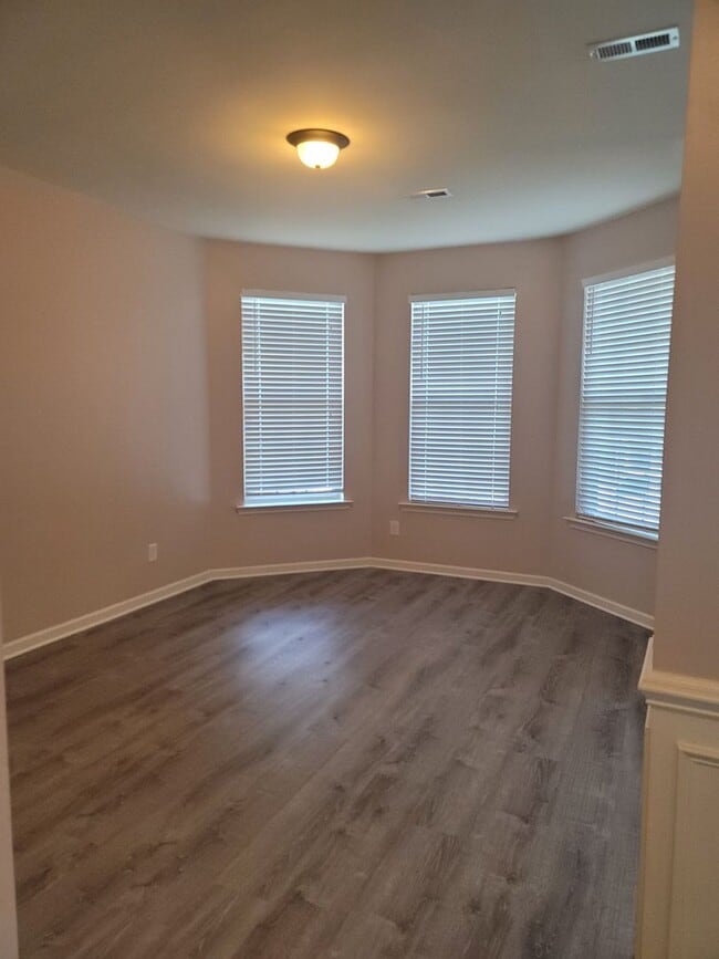 Building Photo - Breathtaking 4 Bedroom Home in Highgrove a...