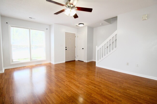 Building Photo - 865 Camelot Ln
