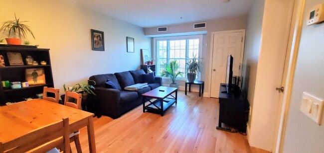 Building Photo - 145 Bennington St