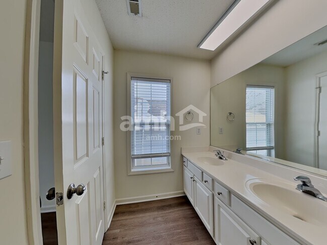 Building Photo - 201 Charlotte Ct