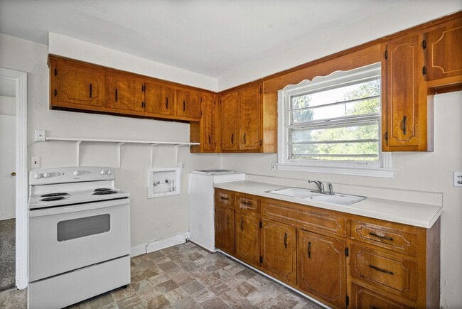 Building Photo - 3 Bedroom Home For Rent Near Lowes On Madison Street!