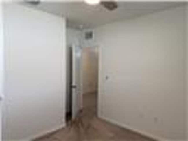 Building Photo - Tavares