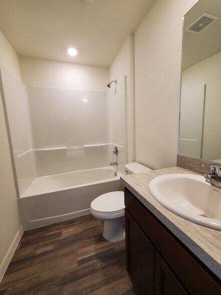 Building Photo - 4/2/2  with a $500 Move in Special