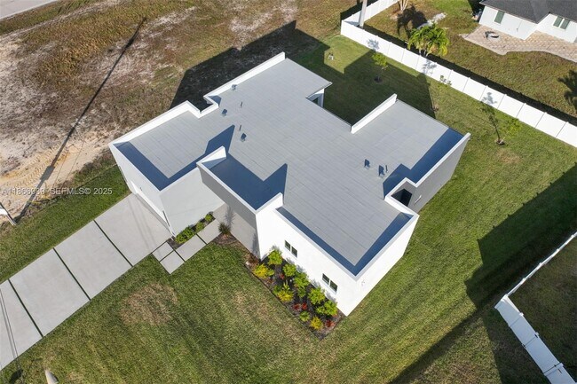 Building Photo - 5 SW 26th Pl