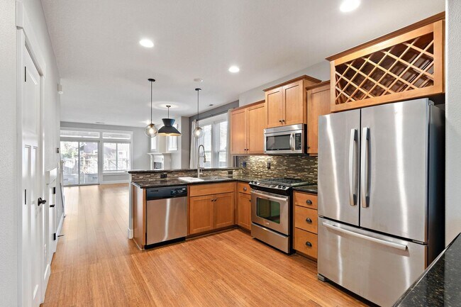 Building Photo - Beautiful 3-bdrm/2.5-bath contemporary craft home w/ lots of character. A/C, fireplace, fenced ba...