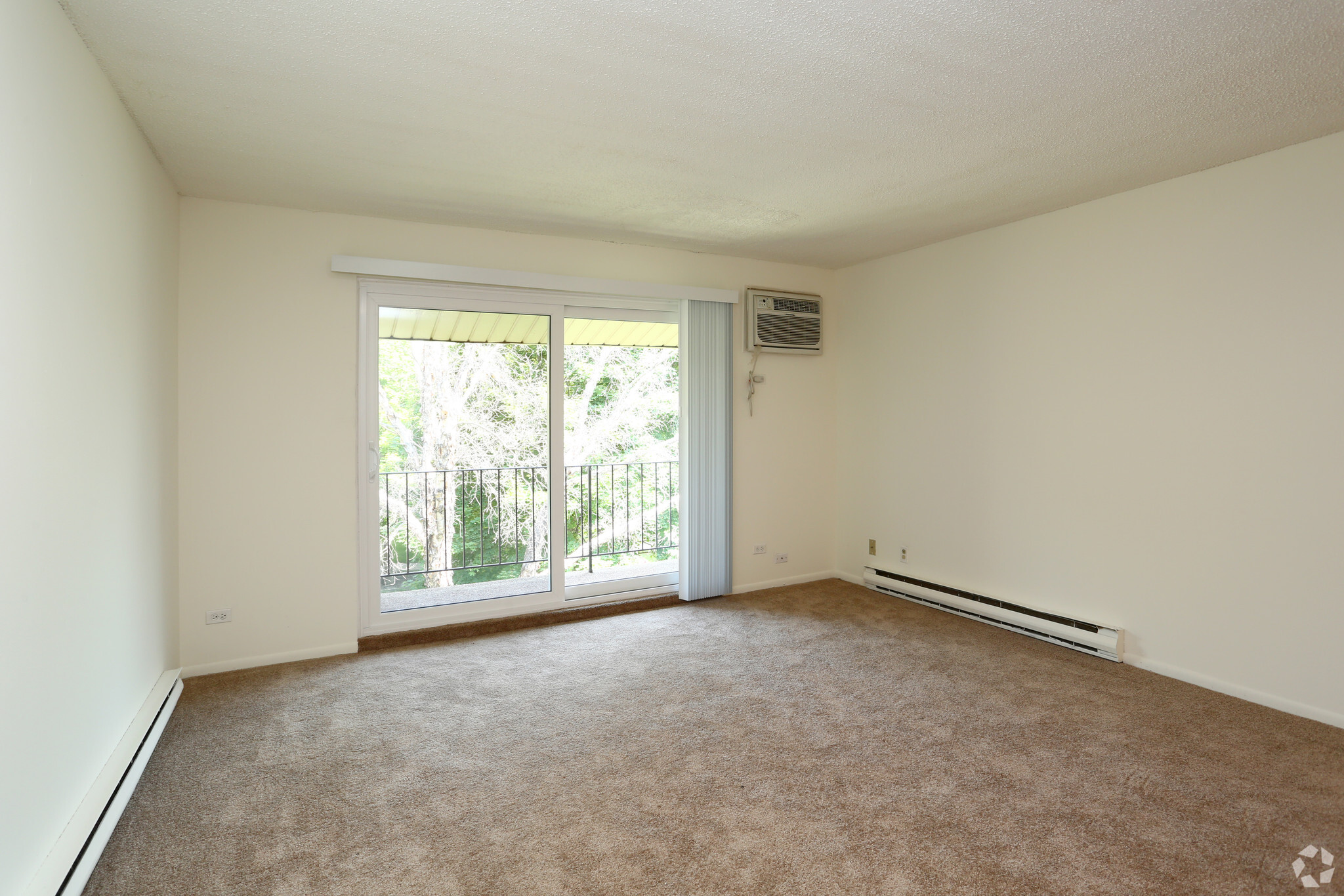 2BR, 2BA - 950SF - Living Room - Whispering Trails Apartments