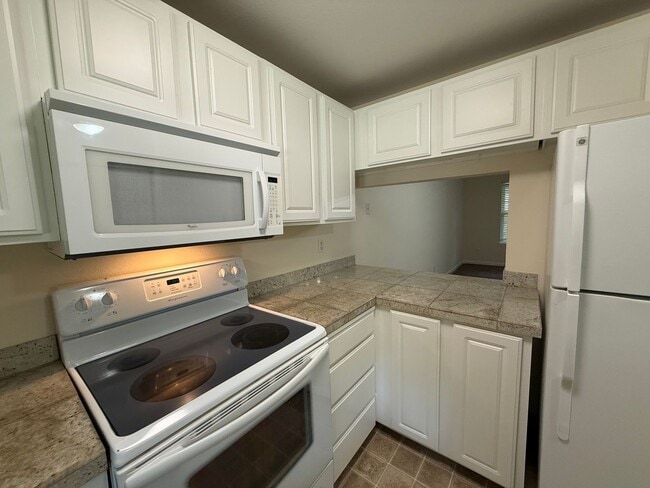 Building Photo - 2 Bed 1 Bath Totem Lake Condo