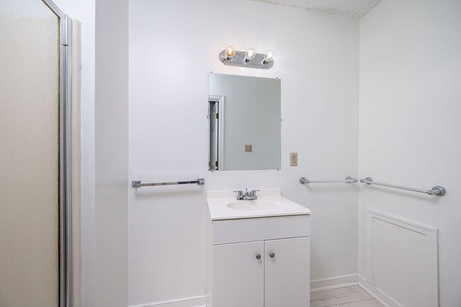 Building Photo - 7800 Tamarind Dr