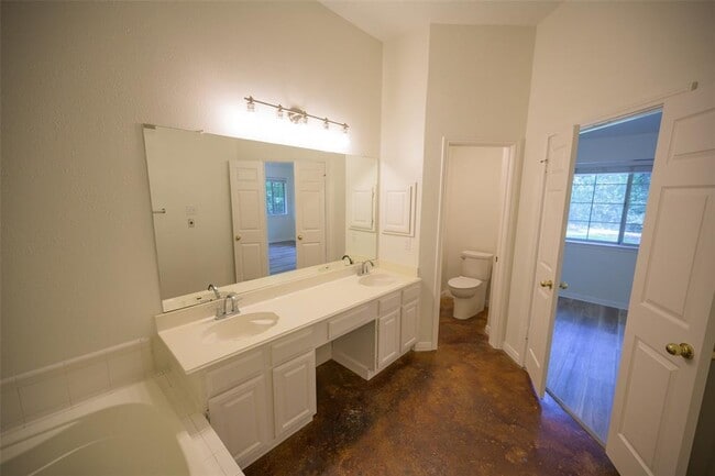 Building Photo - 6000 La Naranja Ln