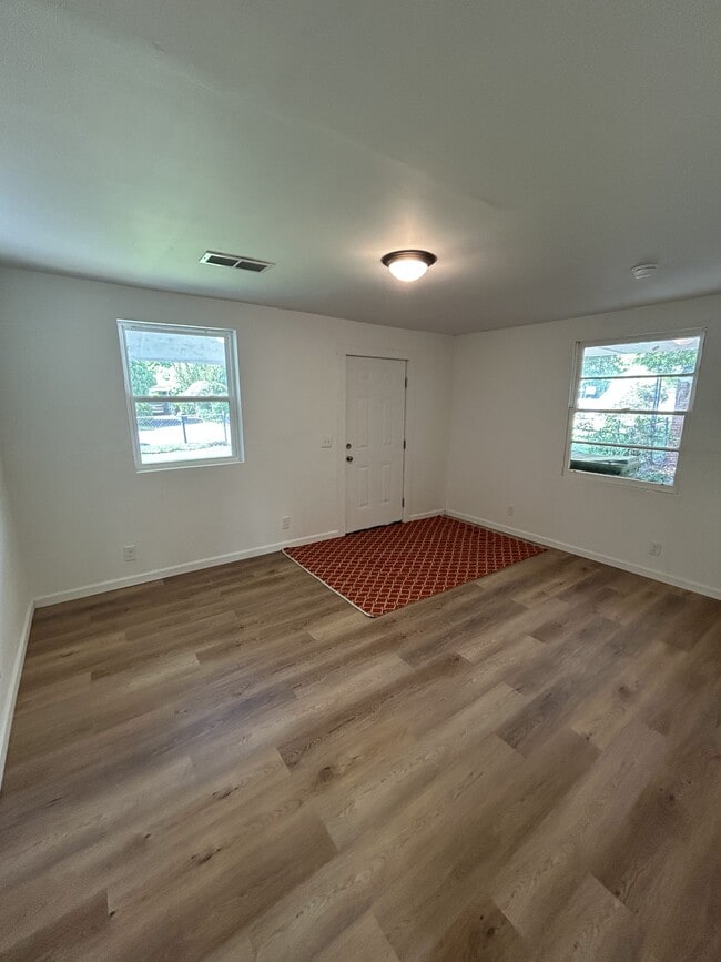 Building Photo - 370 Collinwood Ave