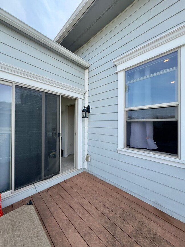 Building Photo - Modern 3-Bedroom Townhome with Stylish Fea...