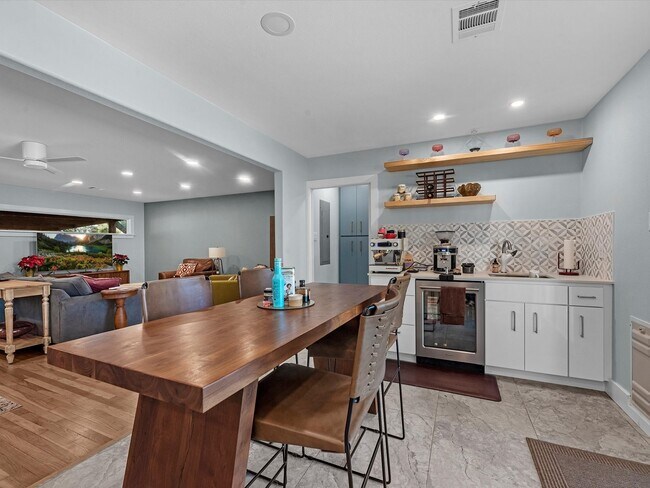 Building Photo - 712 Barbara St