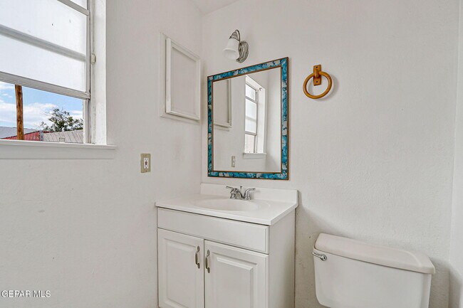 Building Photo - 3229 E Glen Dr