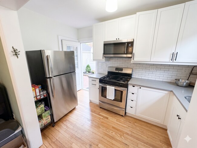 Building Photo - Beautiful Townhome - Highland Park