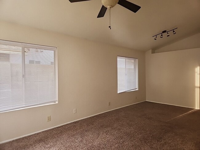 Building Photo - ?4 Bed / 2 Bath Single Level Gilbert Home with vaulted Ceilings *New Paint*?