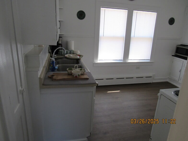 Building Photo - 206 Lake St