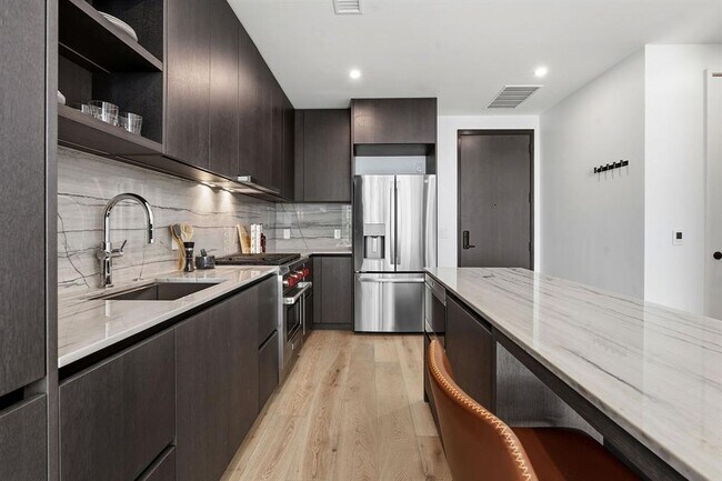 Building Photo - 610 Davis St