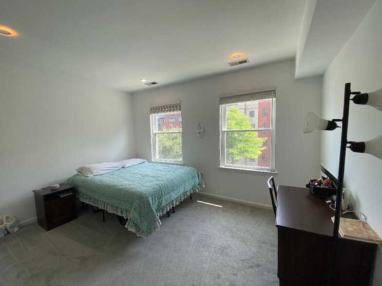 Building Photo - 1327 Belmont St NW