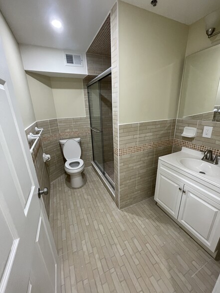 1st Floor Bathroom - 93 Osborne Ter