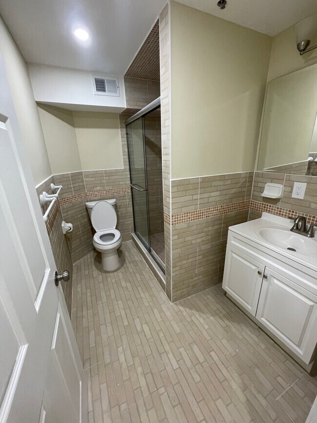 1st Floor Bathroom - 93 Osborne Ter