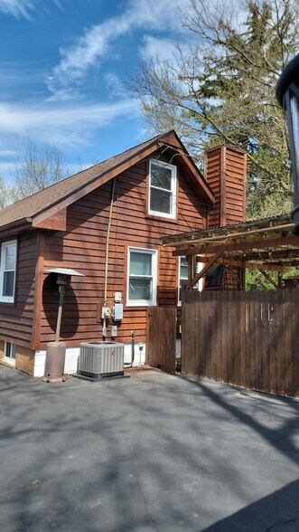 Building Photo - 1531 Walnut Dr