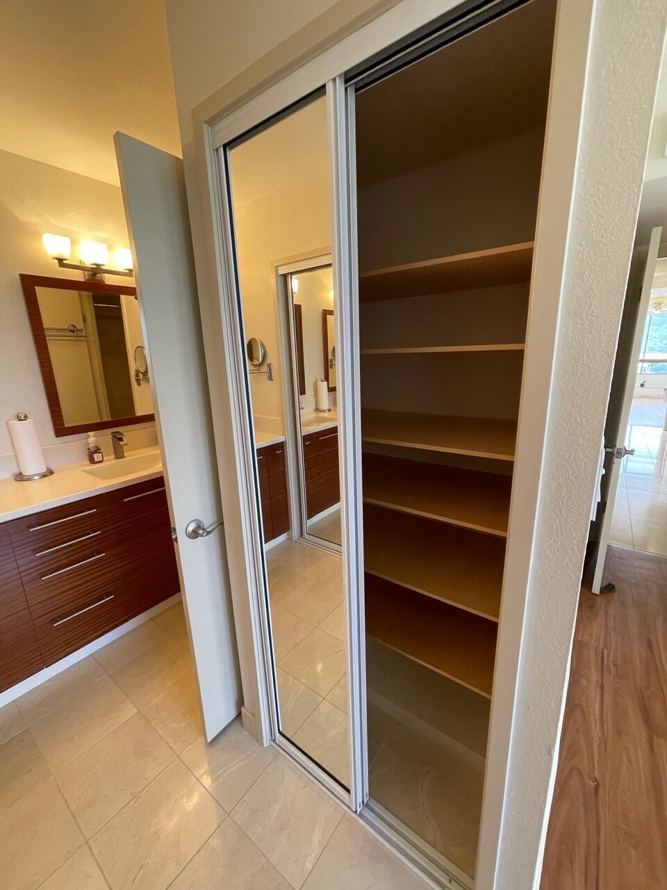 Building Photo - 2499 Kapiolani Blvd