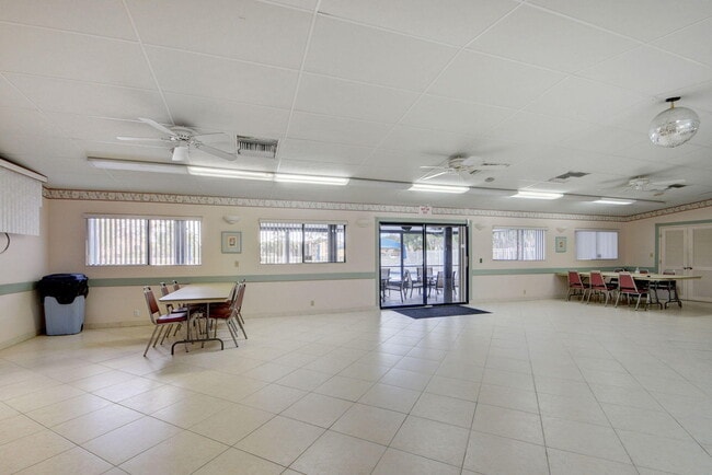 Building Photo - 511 Shady Pine Way