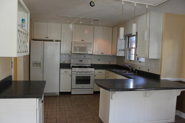Building Photo - COMING SOON! Beautiful 3 Bed, 2 Bath Home