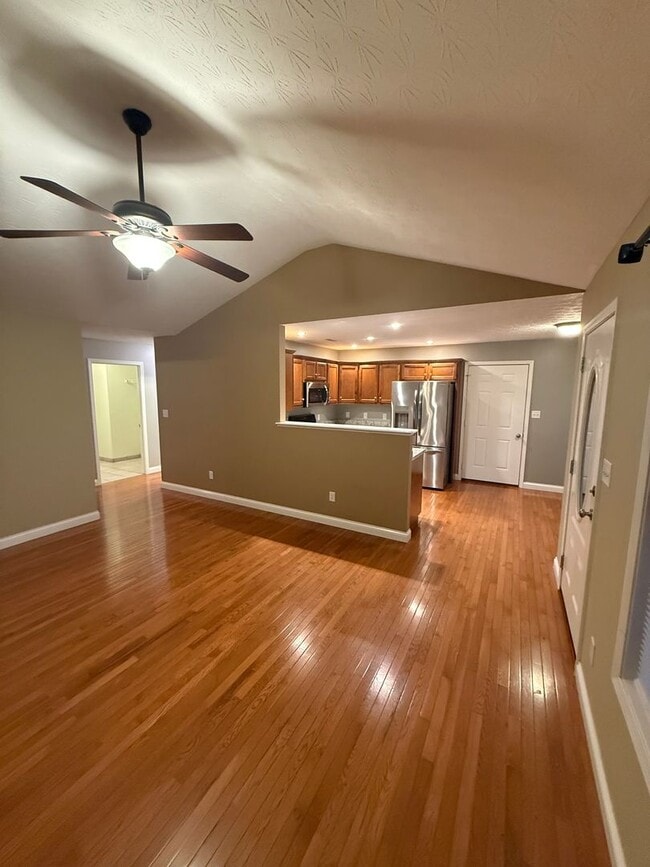 Building Photo - 3 Bed/2 Bath House with 2 Car Garage