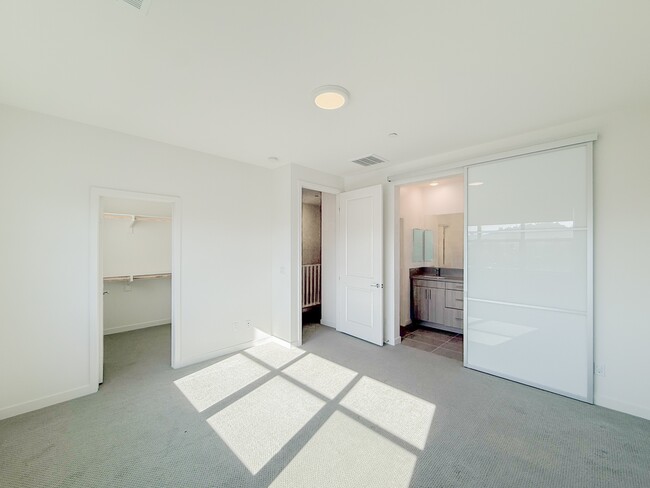 Building Photo - 10482 San Diego Mission Rd