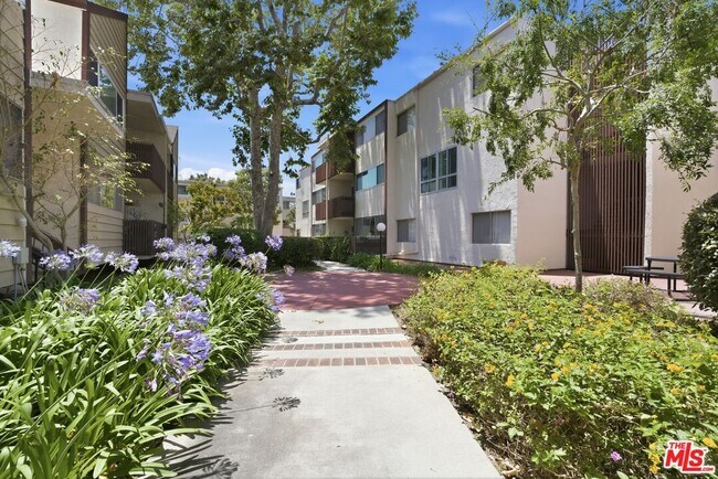 Building Photo - 5900 Canterbury Dr