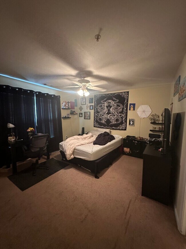 Building Photo - 2 Bedroom 2 Bathroom in gated community of the Summit