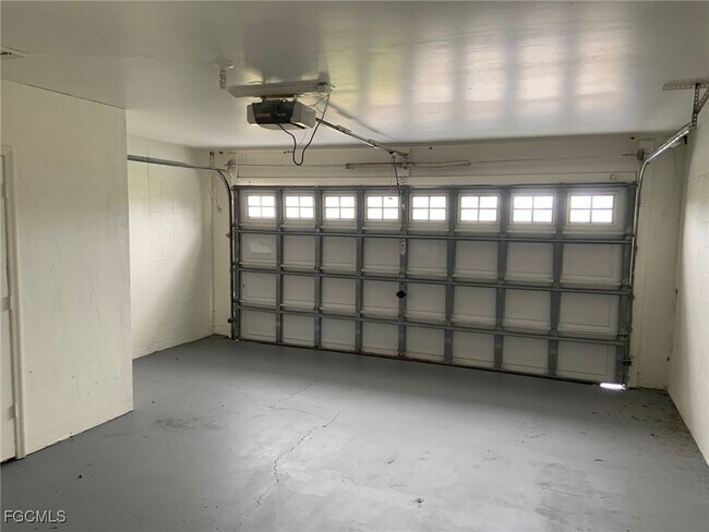 Building Photo - 1115 SW 6th Ct