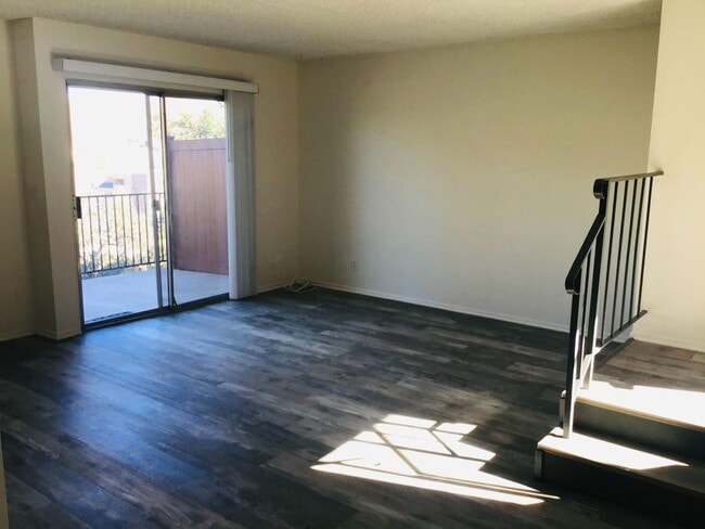 Building Photo - View Liberty Canyon 2+Den