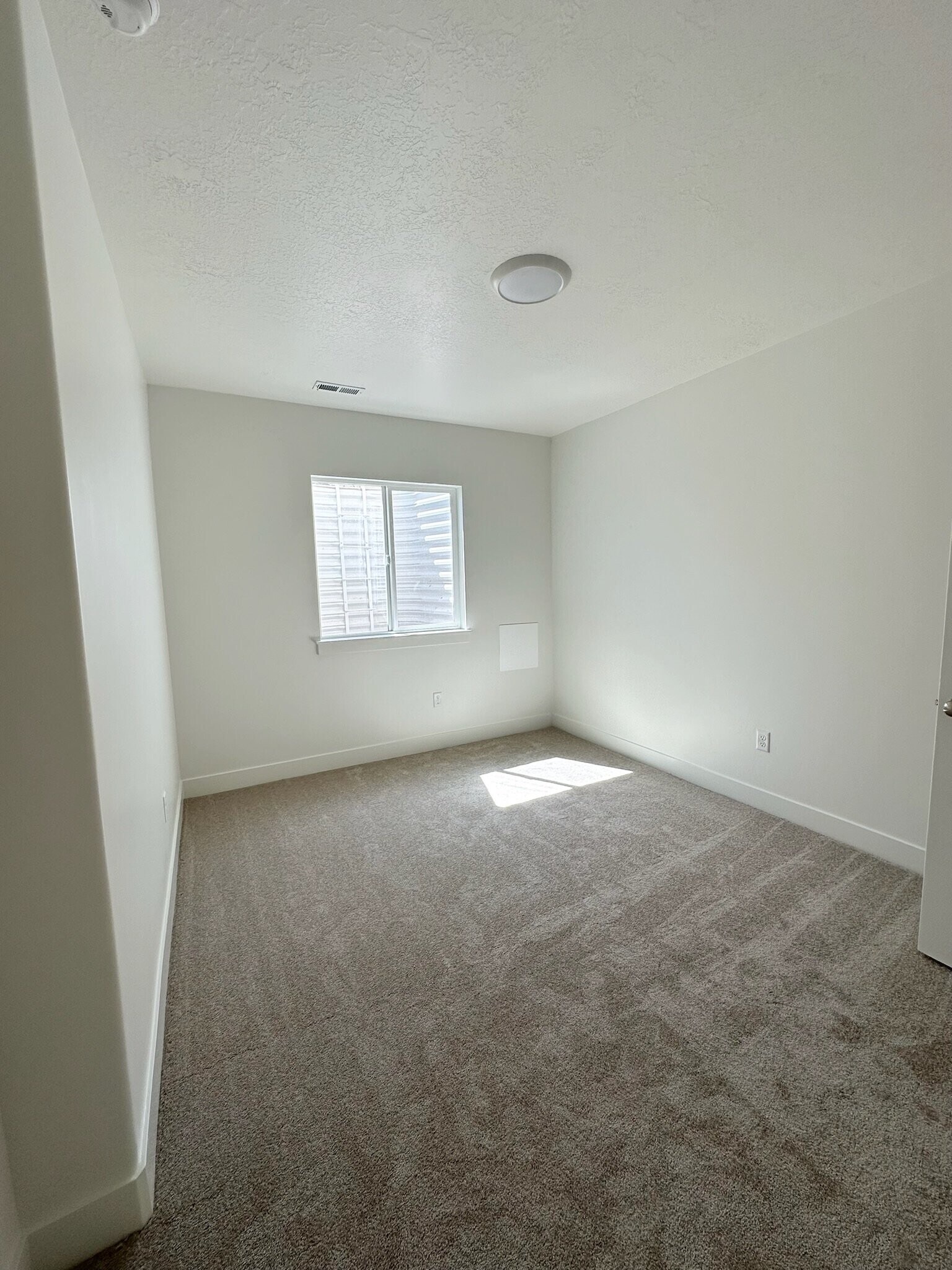 Building Photo - 682 N Bennedict Dr