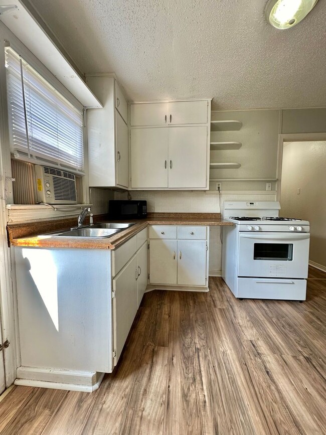 Building Photo - COMING MARCH 2026 - Cozy Santa Rita Duplex!