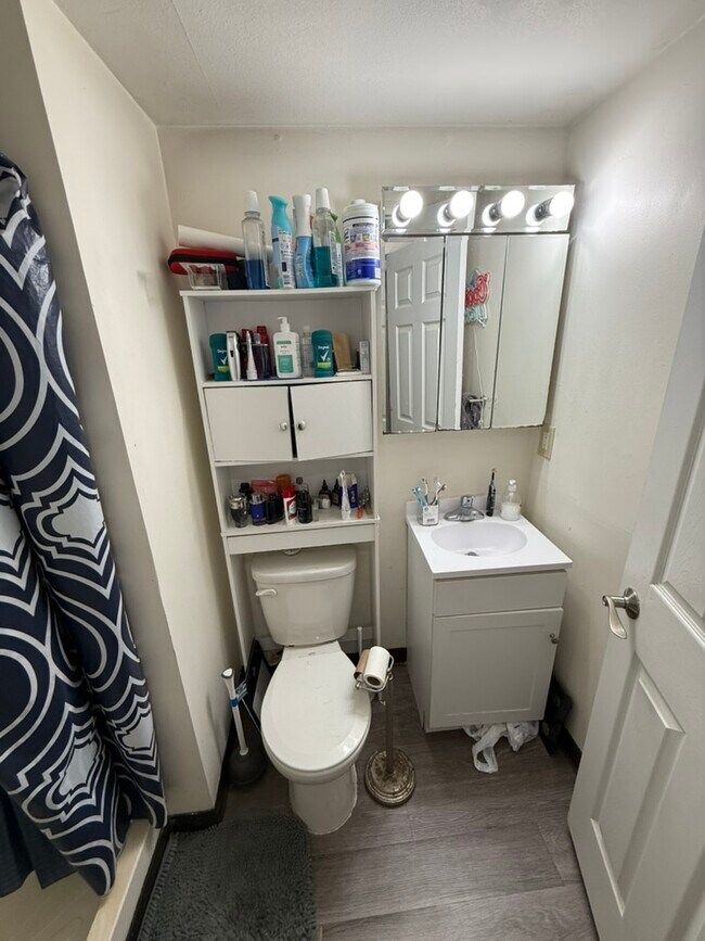 Building Photo - 805 Hicks Dr