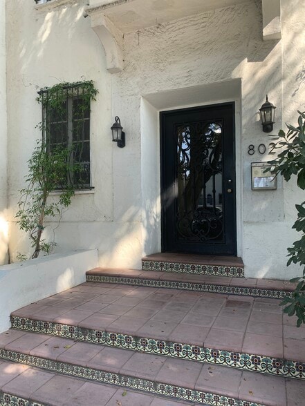 Building Photo - 802 N Sweetzer Ave